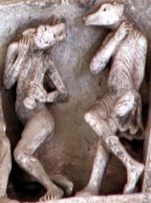 Кинокефалы на тимпане аббатства Сен-Мадлен в Везеле (Франция), XI-XII вв. Это часть большой композиции, где доминирует фигура Христа
